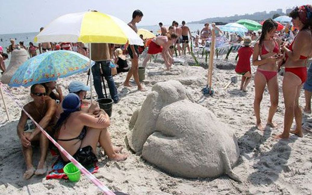 На одному з одеських пляжів провели конкурс піщаної скульптури "Пісочні фантазії" / © УНІАН