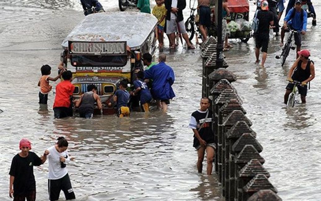 Через сильні зливи і ураганний вітер у столиці країни Манілі затоплено вулиці, пошкоджено лінії електропередачі. / © AFP