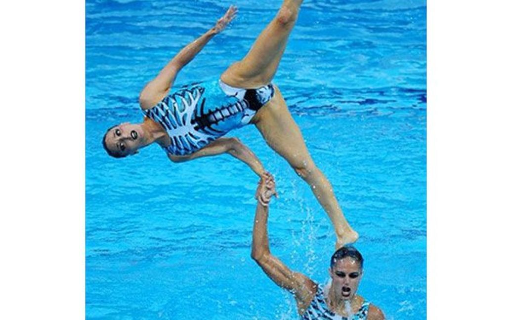 Угорщина, Будапешт: Команда Іспанії виконує вільні вправи під час фіналу чемпіонату Європи з плавання у Будапешті. / © AFP