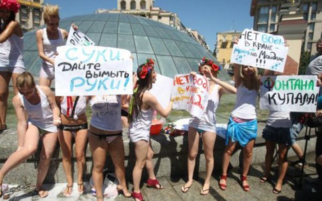 Активістки FEMEN влаштували акцію проти підвищення комунальних тарифів. / © УНІАН