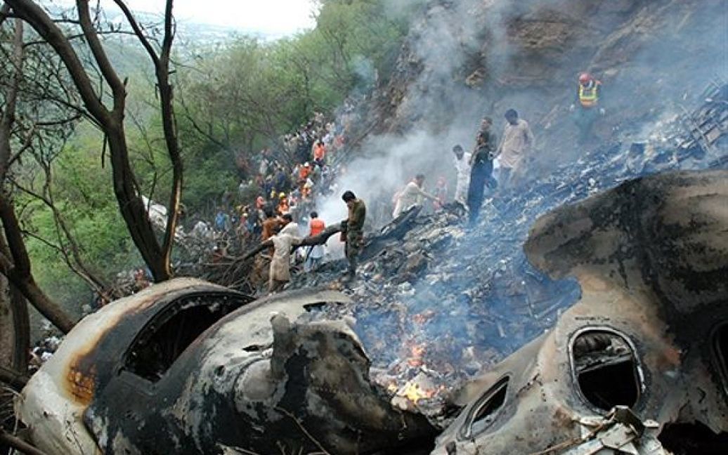 Катастрофа пасажирського авіалайнеру поблизу Ісламабаду, Пакистан. Літак з 152 пасажирами на борту впав поблизу Ісламабаду з невідомих причин. Усі пасажири та члени екіпажу загинули. / © AFP