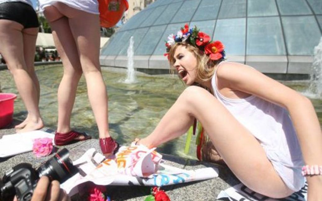 Активістки FEMEN скупалися у фонтані на Майдані Незалежності / © УНІАН