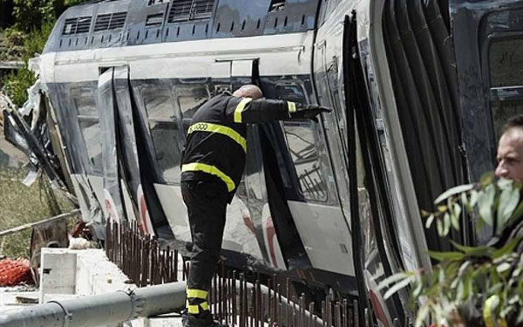 Італія, Неаполь. Пожежний працює на місці залізничної аварії. Пасажирський потяг зійшов з рейок, в результаті аварії один пассажир загинув, близько 30 отримали поранення. Потяг з 4 вагонів, який прямував до Неаполя з Сорренто, пішов під укіс у 400 метрах від центрального вокзалу Неаполя. / © AFP