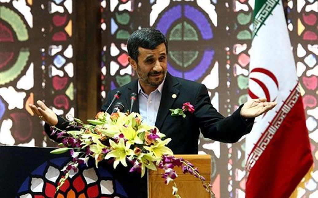 Іран, Тегеран. Президент Ірану Махмуд Ахмадінежад звернувся до іранців, які живуть за кордоном, з телевізійною промовою, під час якої заявив, що він готовий до переговорів віч-на-віч зі своїм американським колегою Бараком Обамою. / © AFP