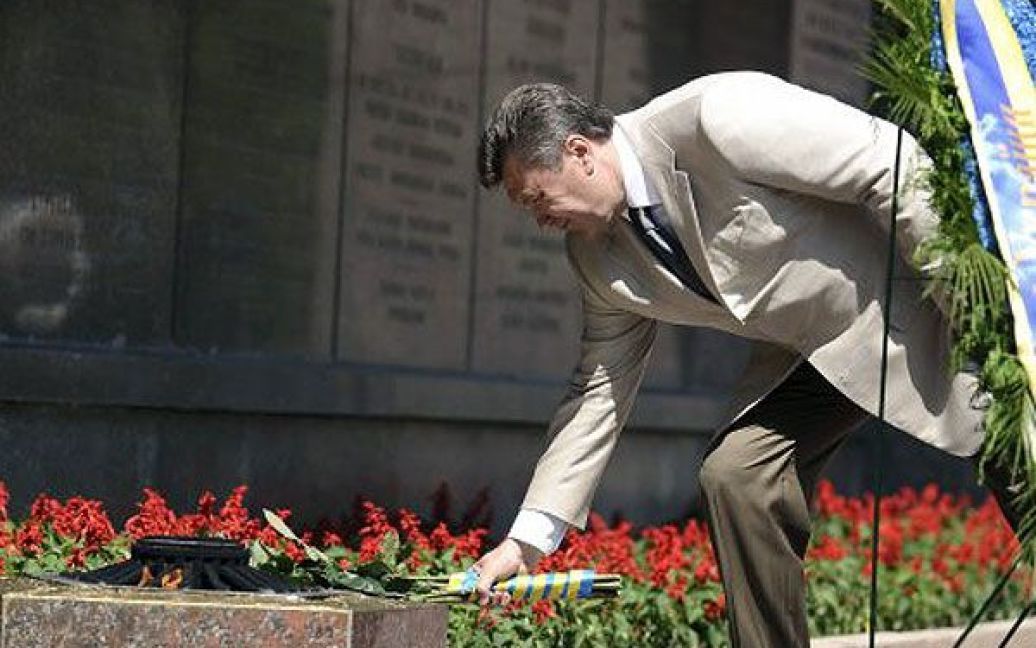 Віктор Янукович поклав квіти до Меморіалу героїчним захисникам міста-героя Севастополя в 1941-1942 роках на площі Нахімова. / © УНІАН