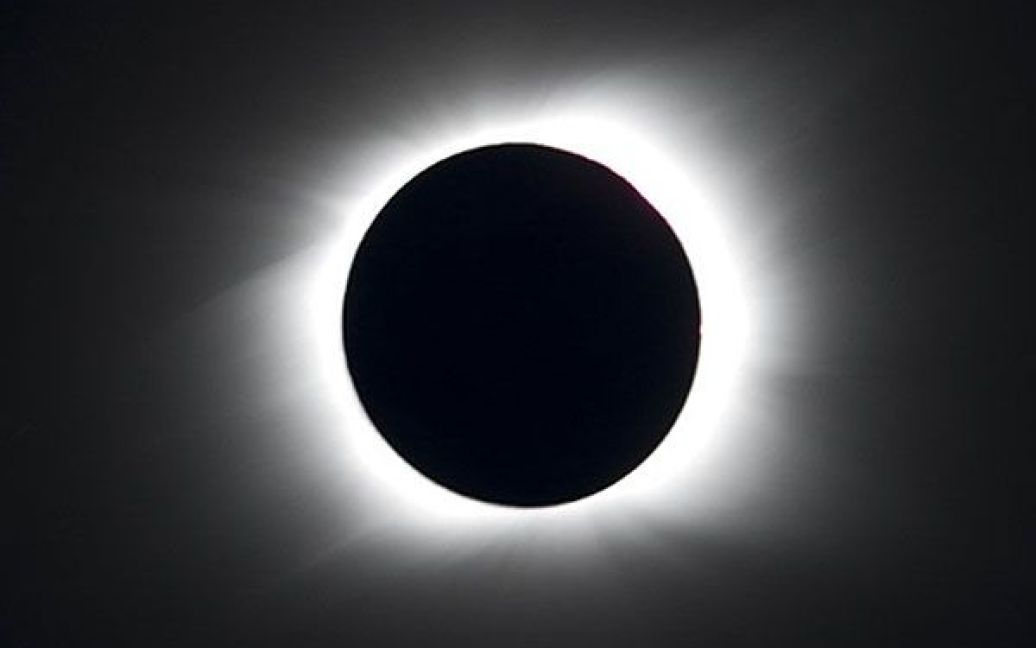 Вчені та мешканці кількох островів Тихого океану мали можливість спостерігати єдине у цьому році повне сонячне затемнення, яке тривало цілих 5 хвилин. / © AFP