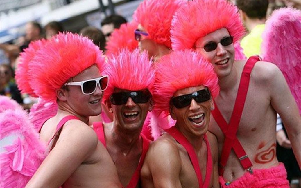 Тисячі яскравих учасників гей-параду вийшли на вулиці Кельна (Німеччина). / © AFP