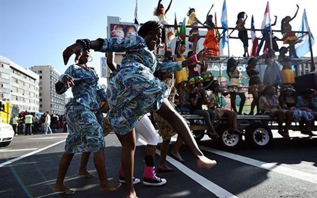 Учасники вуличного свята танцювали, співали і дякували тим, хто організував вдале проведення ЧС-2010 у Південній Африці. / © AFP