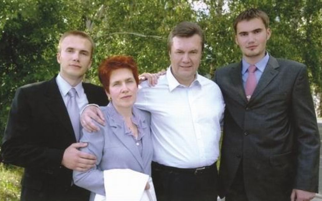 Віктор Янукович з дружиною Людмилою і синами Олександром і Віктором / © 