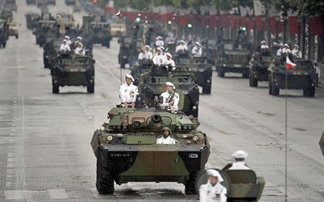 У Парижі з нагоди річниці взяття Бастилії відбувся урочистий військовий парад. / © AFP