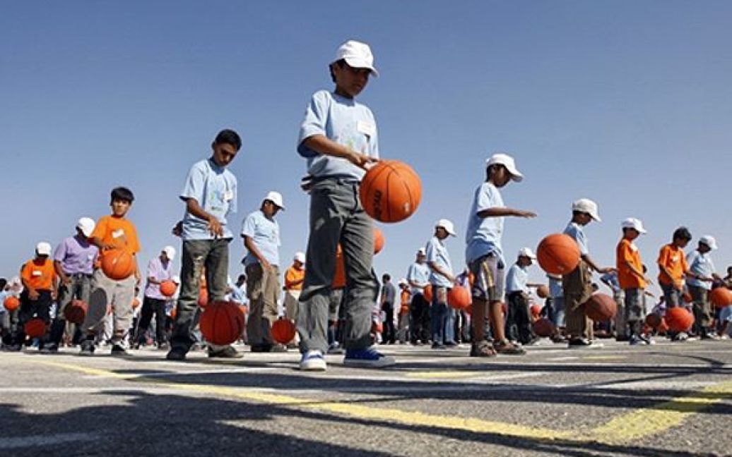 Сім з половиною тисяч дітей з палестинського міста Рафах спробували побити рекорд Гіннеса з найбільшої кількості людей, які одночасно набивають баскетбольні м&rsquo;ячі, під час акції, організованої ООН. / © AFP
