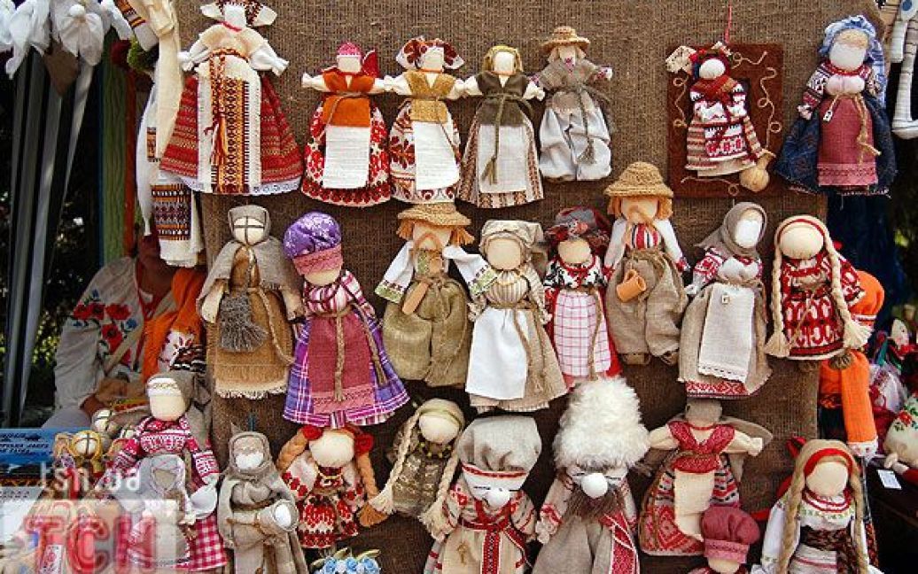 Гості "Країни мрій" могли навчитись самостійно робити такі ляльки. / © ТСН.ua