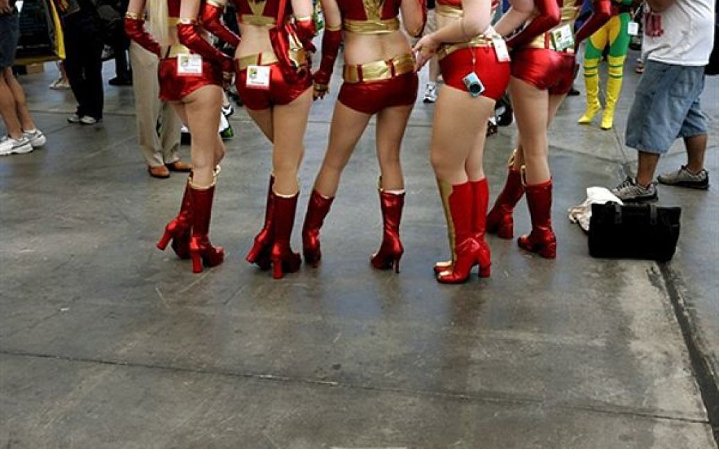 Дівчата, вдягнені у костюми Залізної Людини, запрошують людей відвідати найбільшу в світі комікс-конвенцію Comic-con, яка відбувається у Сан-Дієго з 22 по 25 липня. / © AFP
