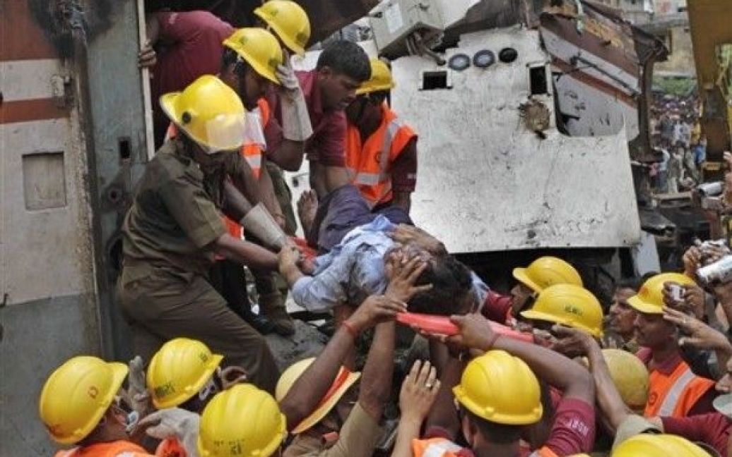 Зараз на місці аварії потягів, що зіткнулися, триває рятувальна операція. / © daylife.com