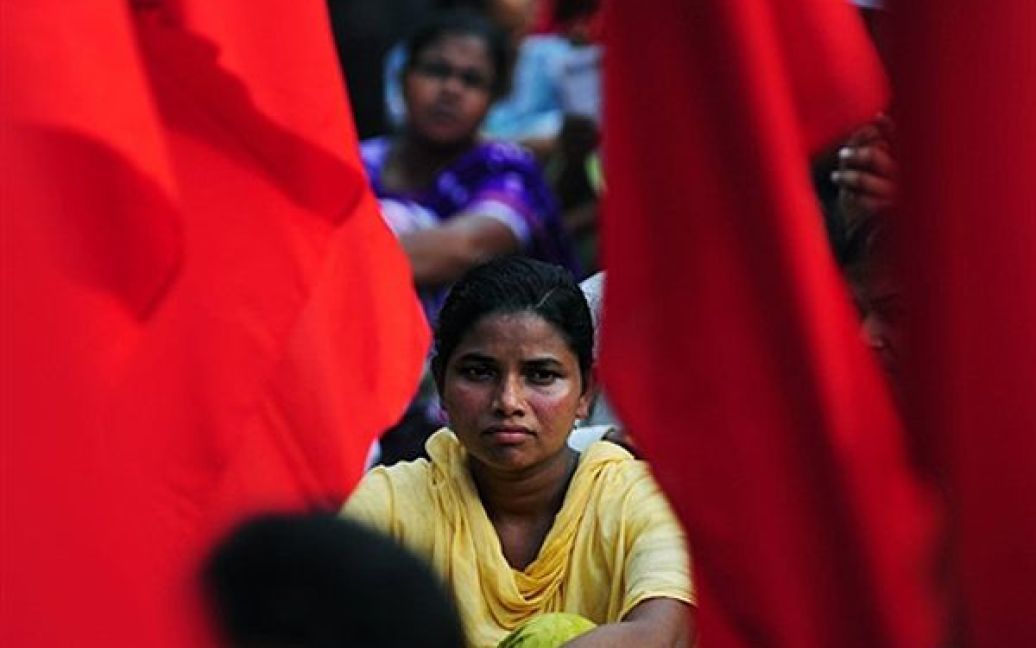 Дакка. Акція протесту співробітників текстильних фабрик Бангладеш. Представники профспілок співробітників текстильної промисловості повідомили, що демонстранти погодилися закінчити страйк за умови підвищення мінімальної заробітної плати на 80%. / © AFP
