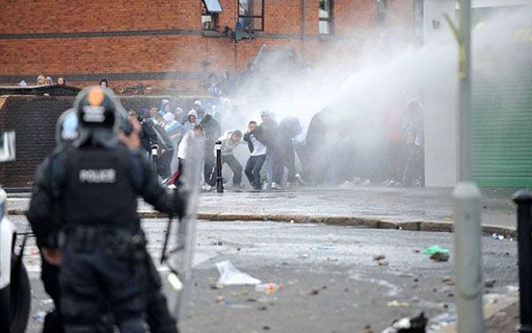В результаті зіткнень у столиці Північної Ірландії Белфасті постраждали 27 поліцейських. / © AFP