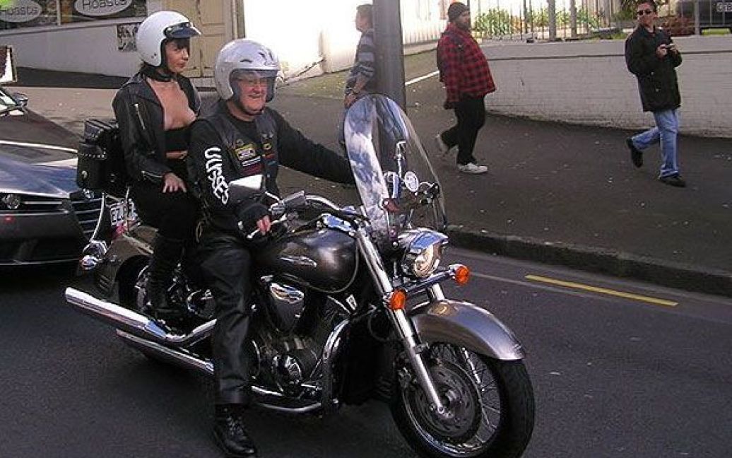 У параді "Boobs on Bikes" в Окленді взяли участь 48 оголених до пояса жінок. / © facebook.com/InfoNews