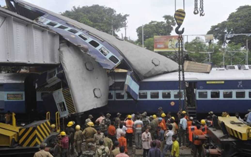 Зараз на місці аварії потягів, що зіткнулися, триває рятувальна операція. / © AFP