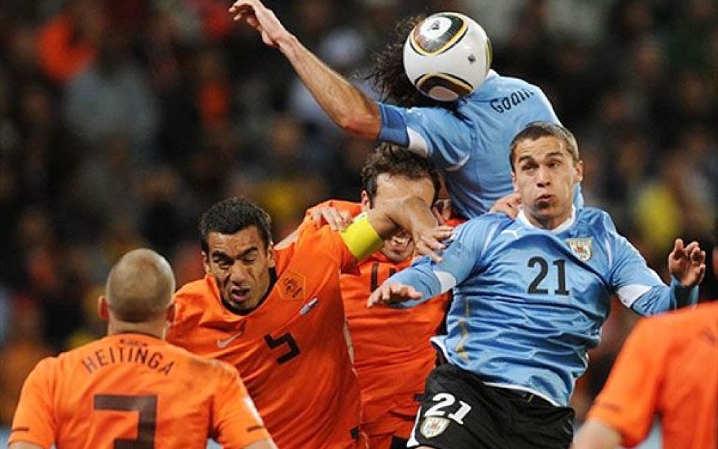 У першому півфінальному матчі Чемпіонату світу між збірними Нідерландів і Уругваю перемогу з рахунком 3:2 отримали голландці, і втретє в історії вони зіграють у фіналі світової першості. / © AFP