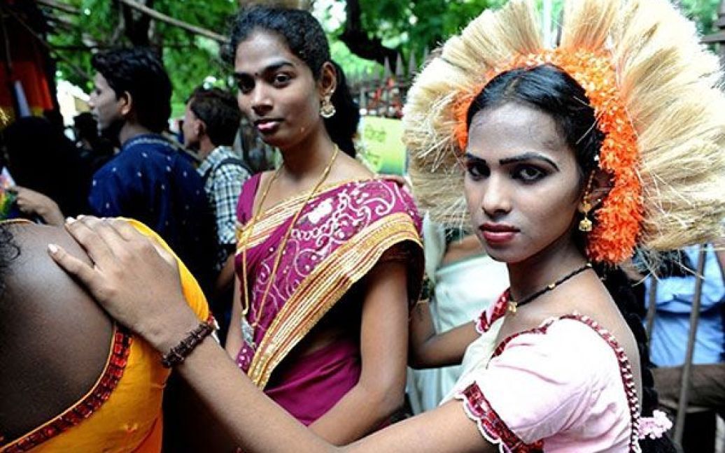 Індія, Мумбаї. Члени організації лесбійок, геїв, бісексуалів і транссексуалів беруть участь у святкуванні першої річниці ухвалення рішення Індійського суду, яке скасувало кримінальну відповідальність за одностатеві сексуальні стосунки між дорослими за обопільною згодою. Гей-співтовариство у Індії радо зустріло це рішення, яке легалізувало гомосексуальні стосунки, але ставлення громадськості до гомосексуалістів у Індії не змінилось. У Індії гомосексуальність досі є табу, багато хто вважає, що вона є проявом психічного захворювання. / © AFP