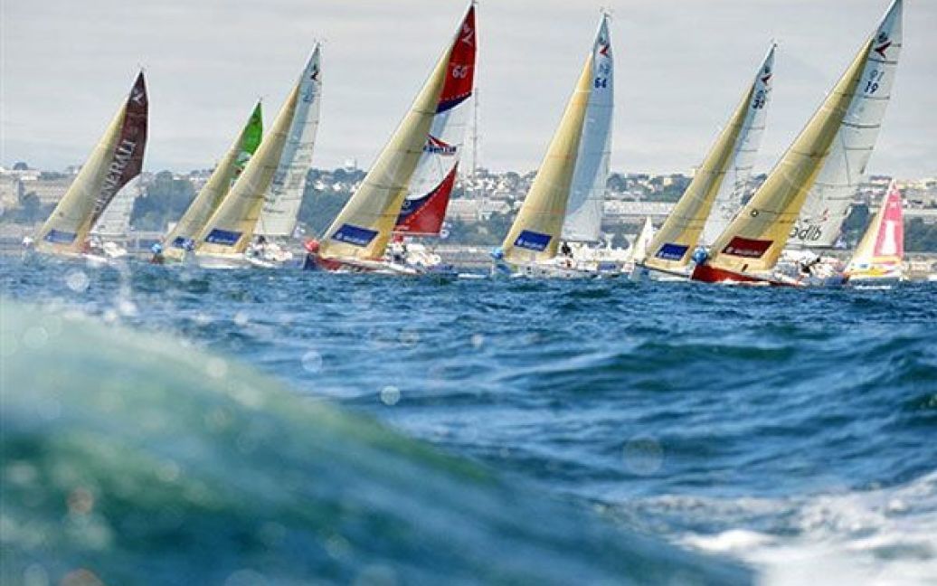 Франція, Брест. Учасники 41-ої одиночної регати "Solitaire du Figaro" розпочали змагання у місті Брест під час третього етапу гонки, який проходить між Брестом (Франція) і Кінсейлом (Ірландія). Під час перших двох етапів перемогу отримав французький шкіпер Армель ле Клік&rsquo;х. / © AFP