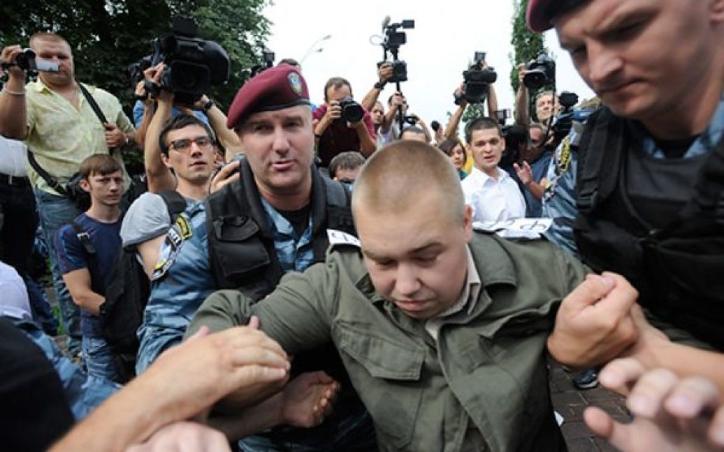Міліція затримала 8 націоналістів, які протестували проти Кирила. / © Левый берег