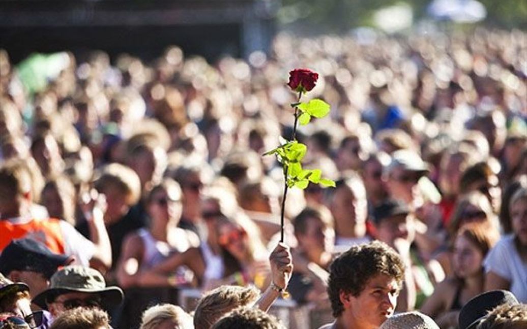 Данія, Роскільд. Гості фестивалю слухають виступ американської рок-легенди Патті Сміт, присвячений пам&rsquo;яті дев&rsquo;яти людей, які загинули 10 років тому під час концерту "Pearl Jam" на фестивалі "Rosklide" у 2000 році. Цього року музичний фестиваль "Rosklide" відвідують більше 75 тисяч прихильників музики. / © AFP