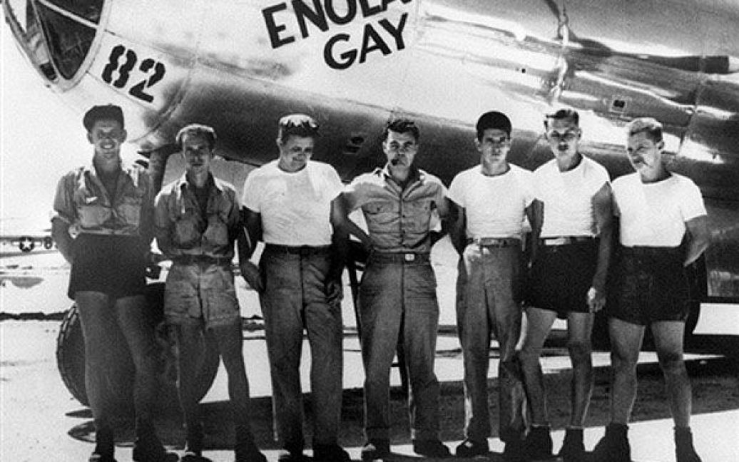 Американський екіпаж літака B-29 "Enola Gay", який скинув на Хіросіму першу в історії людства атомну бомбу, в результаті чого загинуло більше 100 тисяч людей. / © AFP