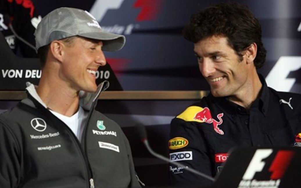 Пілоти команд Формули 1 Міхаель Шумахер та Себастьян Веттель жартують під час прес-конференції щодо Гран-прі Німеччини, яке відбудеться 25 липня у Хоккенхаймі. / © AFP