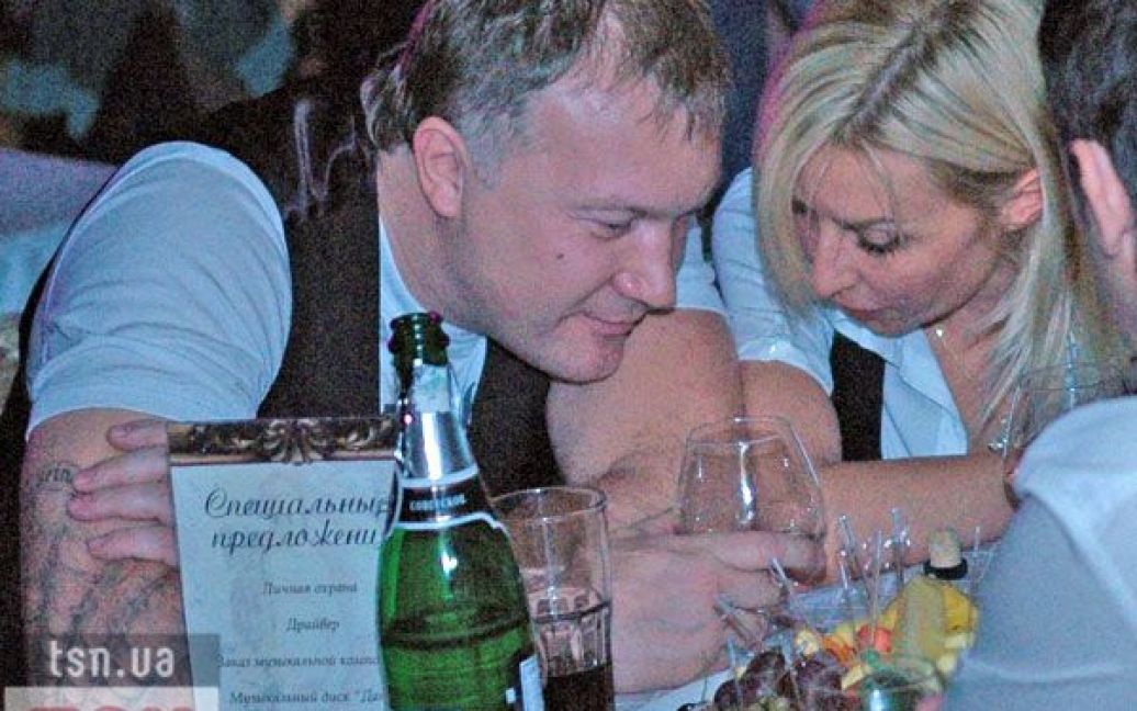 Після повернення за столик Таня не повірила, що її хлопець встиг майже все випити. / © ТСН.ua
