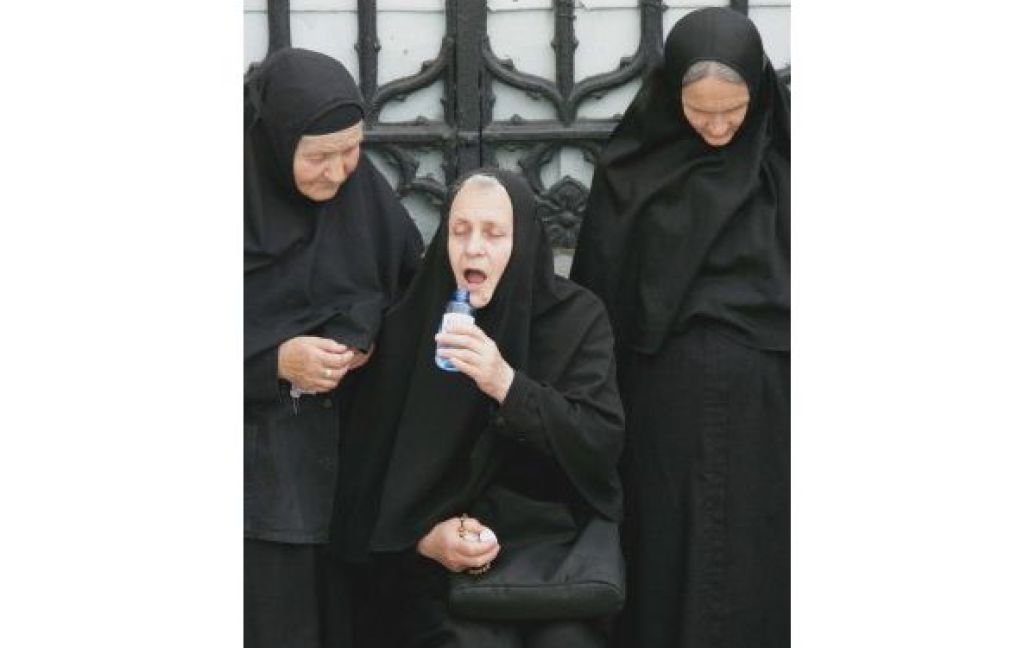 Черниці очікують на приїзд патріарха Кирила біля Успенського собору. / © УНІАН