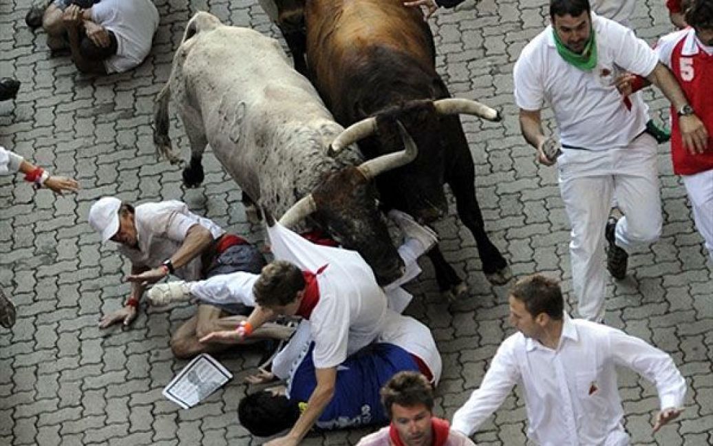 Але 3 хвилин бігу наввипередки із биками, цілком достатньо, щоб туристи отримували досить важкі ушкодження. / © AFP