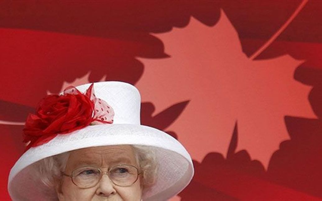 Канада, Оттава. Британська королева Єлизавета II відвідує Парламентський пагорб у Оттаві під час святкування Дня Оттави, штат Онтаріо. Королева перебуває у Канаді з офіційним 9-денним візитом. / © AFP