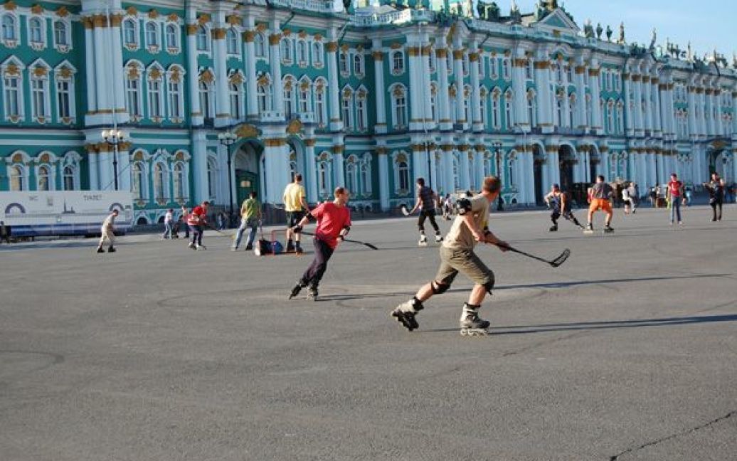 Молодь грає у хокей на асфальті на Дворцовій площі біля Ермітажу / © Наталія Двоєглазова
