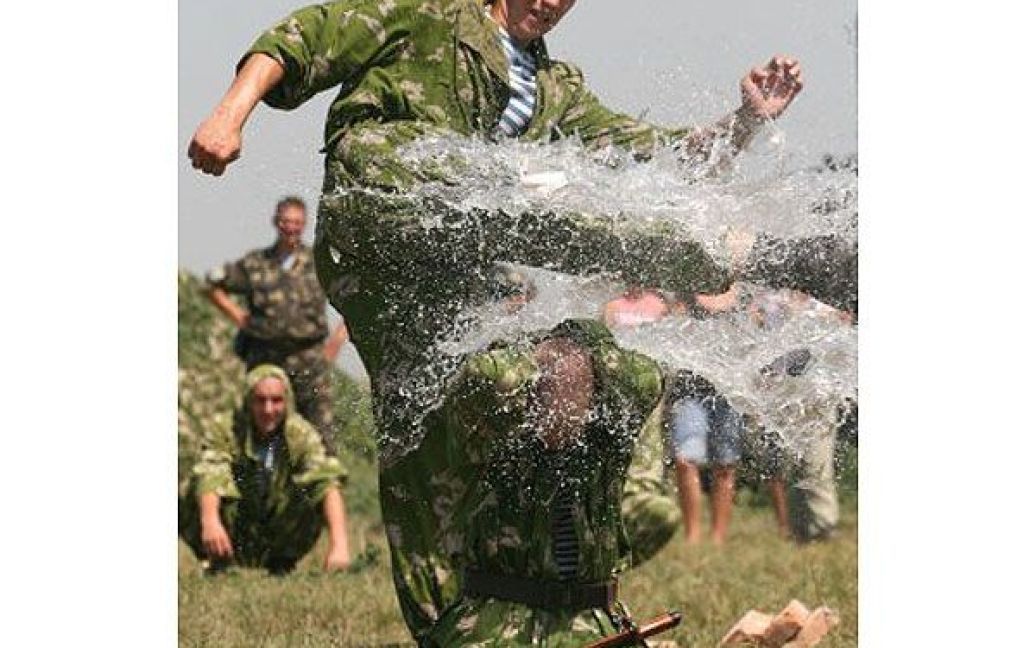 2 серпня десантники відзначили День повітряно-десантних військ / © УНІАН