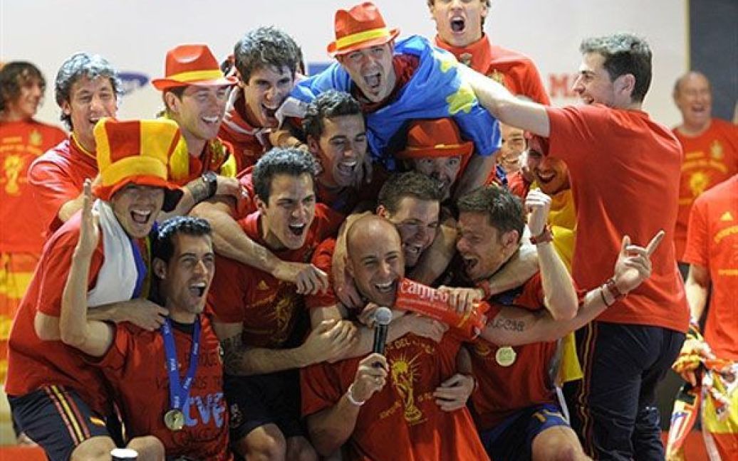 Тріумфатор Чемпіонату світу з футболу-2010, збірна Іспанії,  повернулась додому з Кубком світу. / © AFP
