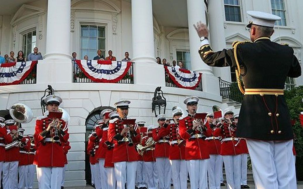 На Південній галявині Білого дому у Вашингтоні влаштували святковий прийом на честь Дня незалежності. / © AFP