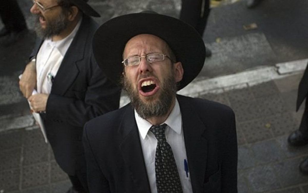Тисячі євреї-ортодоксів милилися за повернення геїв до нормального життя. / © AFP