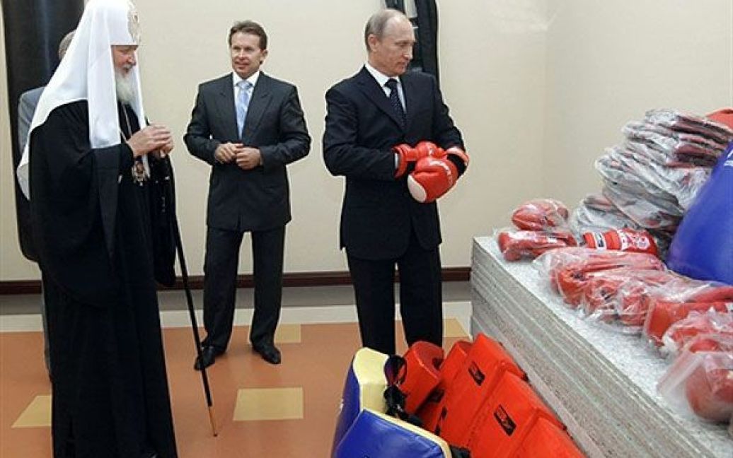 Росія, Москва. Прем&#039;єр-міністр Росії Володимир Путін приміряє боксерські рукавички під час візиту до однієї з російських православних церков поруч із Москвою. Його супроводував православний патріарх Кирил. / © AFP