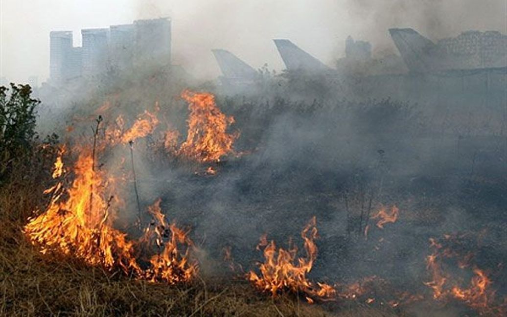 Боротьбою з вогнем займаються більше 21 тисячі людей і 5000 одиниць техніки. / © AFP