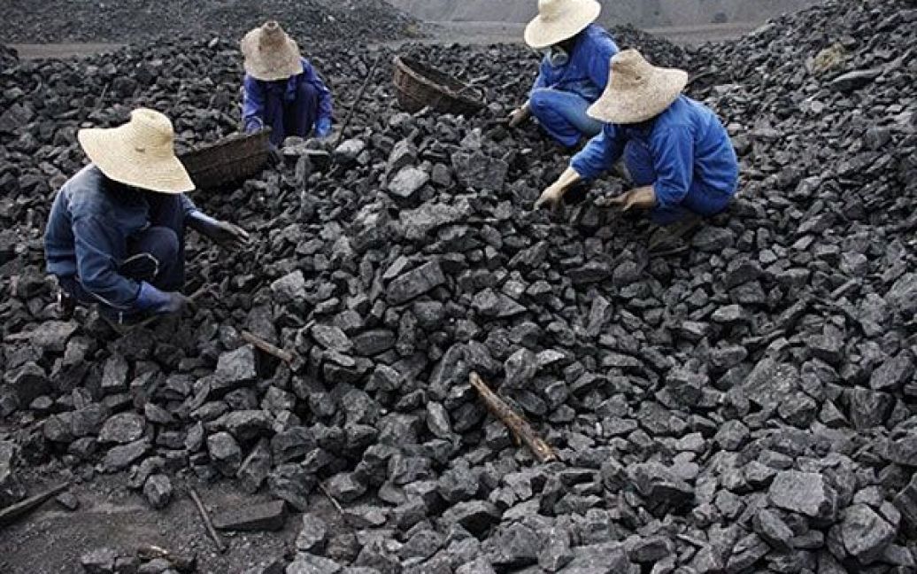 Китай, Хуайбей. Китайські шахтарі працюють на копальнях у Хуайбеї, провінція Аньхой, Східний Китай. У китайській провінції Шаньсі, яка забезпечує вугіллям енергозалежну націю, часто кажуть: "Щоб заробити гроші, все що вам потрібно зробити, це вирити яму". / © AFP