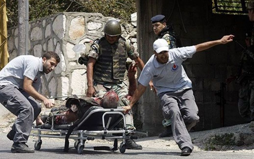 Мирний мешканець Лівану отримав поранення від вибуху снаряда, випущеного ізраїльським танком. / © AFP