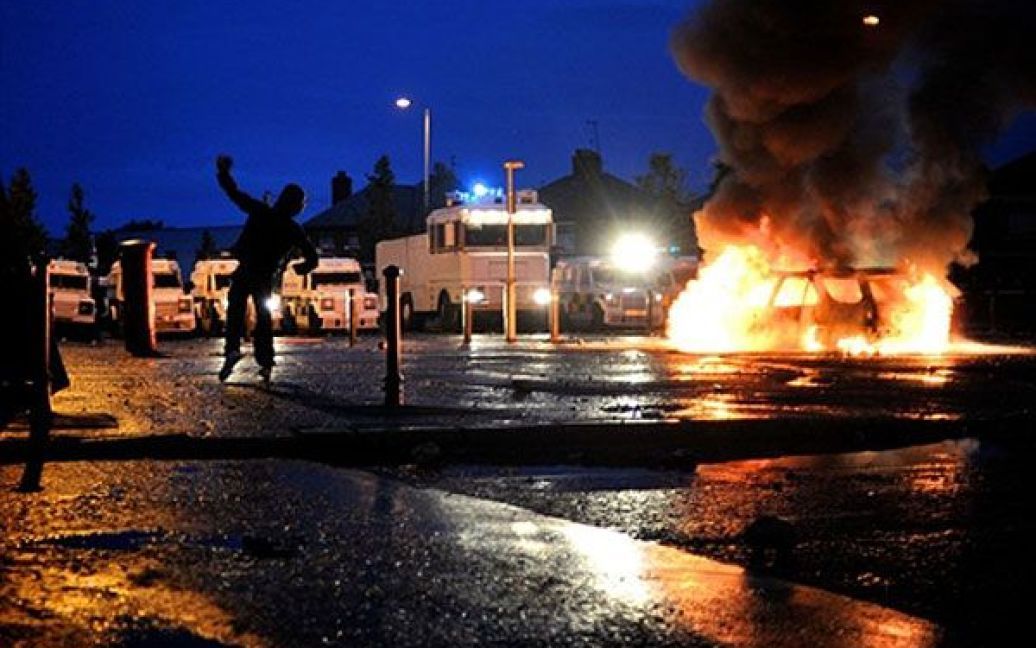 Демонстранти кидали у поліцейських пляшки із запальною сумішшю та підпалювали автомобілі, поліція розганяла протестуючих кийками. / © AFP