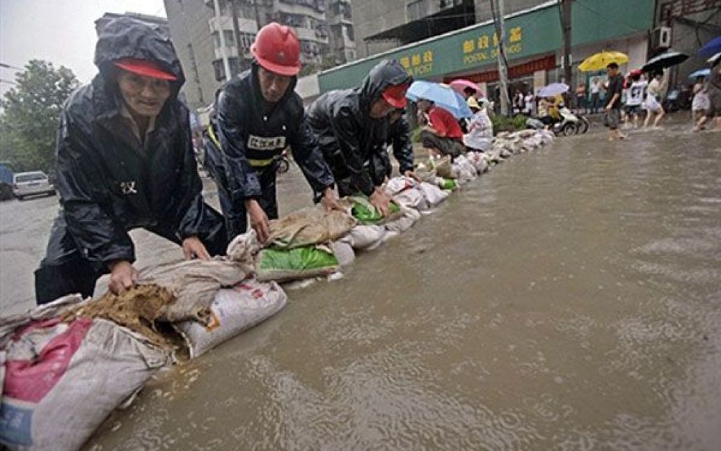 Нескінченні зливи стали причиною зсуву в південній провінції Гуйчжоу, під завалами якої загинули 13 людей. / © AFP