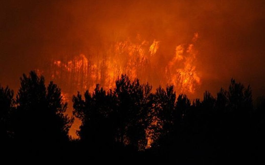 25.07. Лісова пожежа поблизу Марселя. За даними МНС Франції, пожежа знищила 650 гектарів лісу. У операції з ліквідації пожежі взяли участь більше 600 пожежників та 75 гелікоптерів. / © AFP