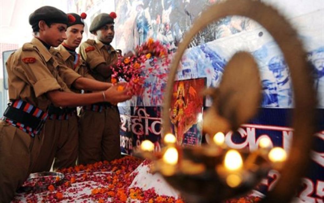 Кадети Індійської національної армії вшановують пам&#039;ять загиблих у війні 1999 року у Армітсарі. У війні із Пакистаном 1999 року загинули 520 індійських солдатів. / © AFP