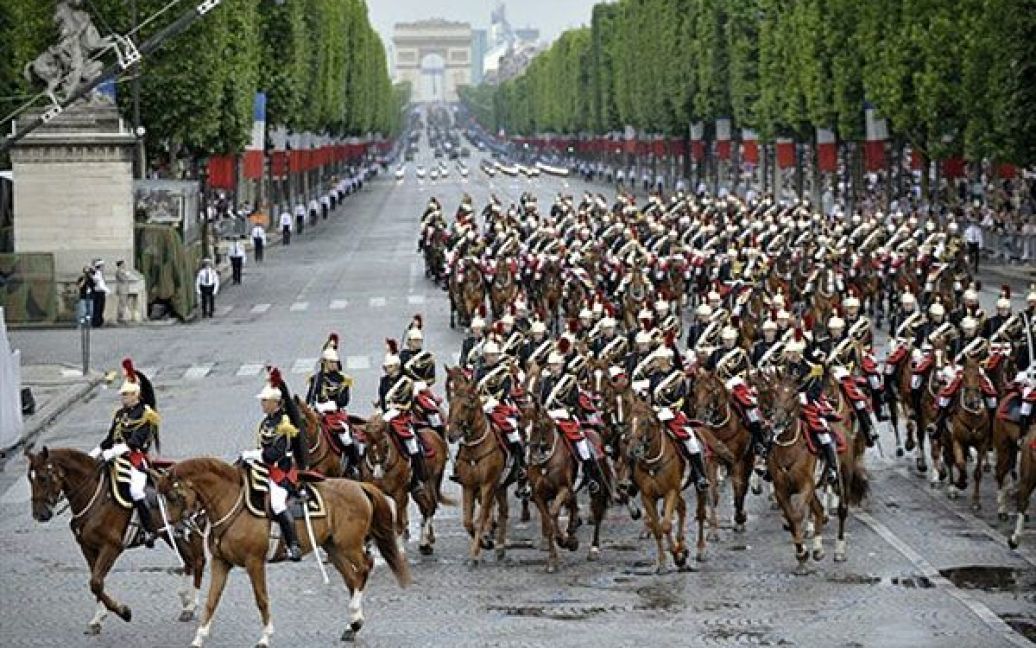 Урочистий військовий парад пройшов від Тріумфальної арки до площі Згоди. / © AFP