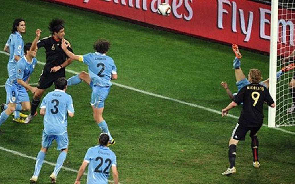 На 82-й хвилині Самі Хедіра забив третій, переможний гол у ворота Уругваю / © AFP