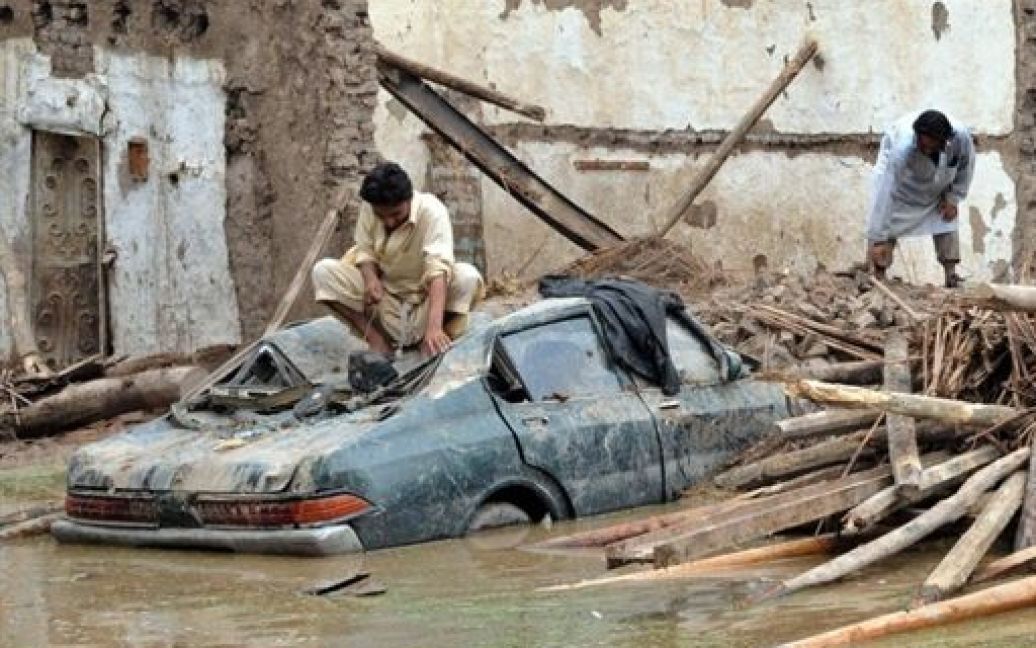 Жертвами сильних повеней у північно-західній частині Пакистану, стали, за останніми даними, більше 1000 людей. / © AFP