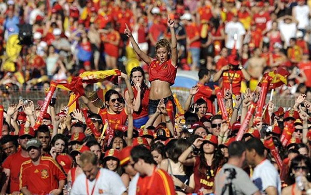 На вулицях Мадриду зібрався мільйонний натовп, щоб привітати нових чемпіонів світу - збірну Іспанії. / © AFP